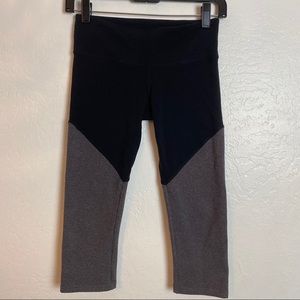 Alo Yoga Black and Gray Capri Leggings XS